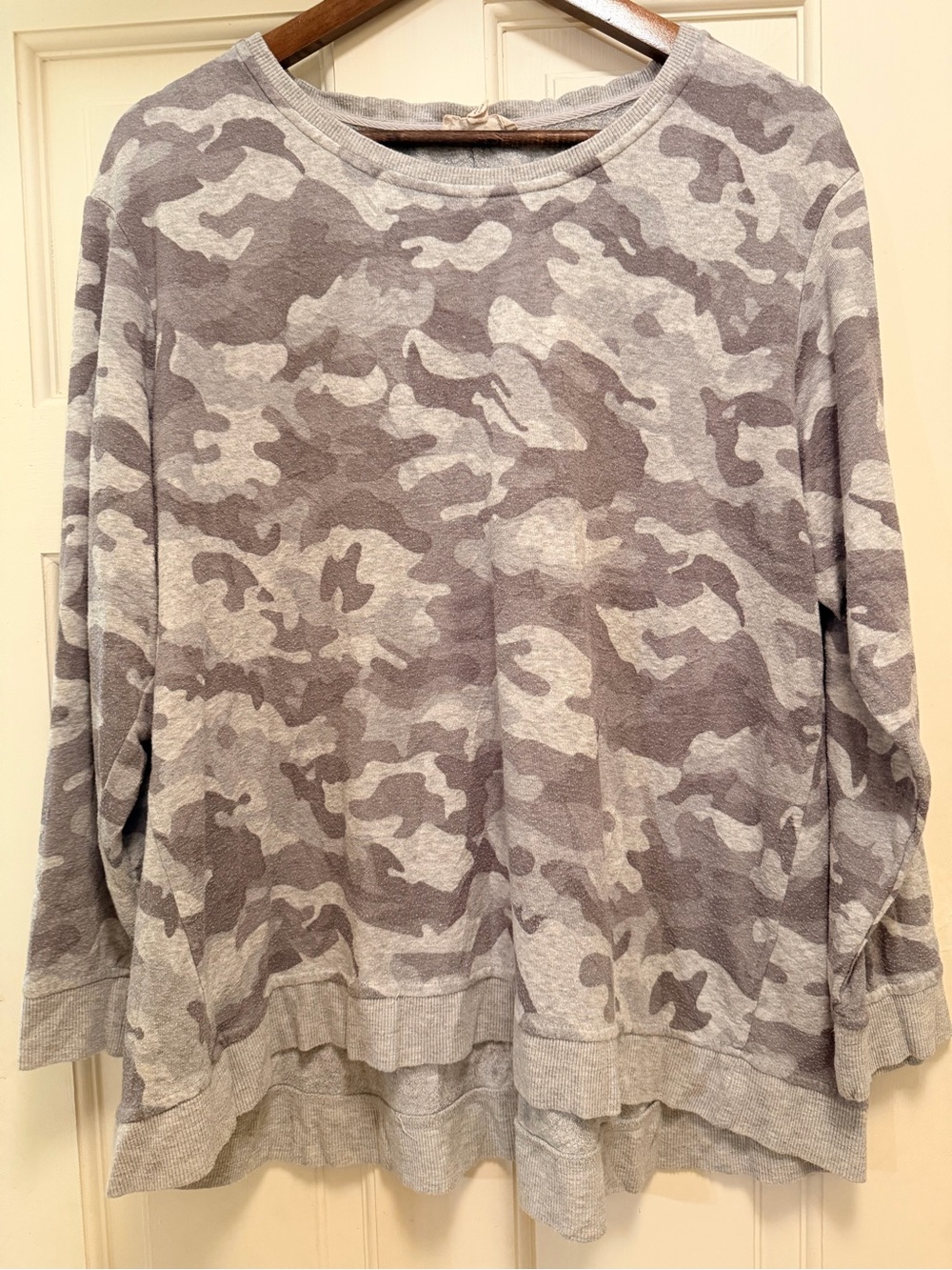 Jane & Delancey 1X Sweatshirt Womens Gray Camo Long Sleeve High Low Terry Knit